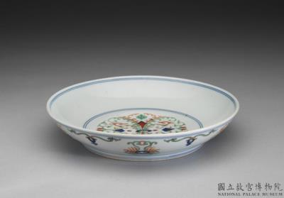 图片[2]-Dish with wucai polychrome decoration of flowers, Qing dynasty, Daoguang reign (1821-1850 )-China Archive